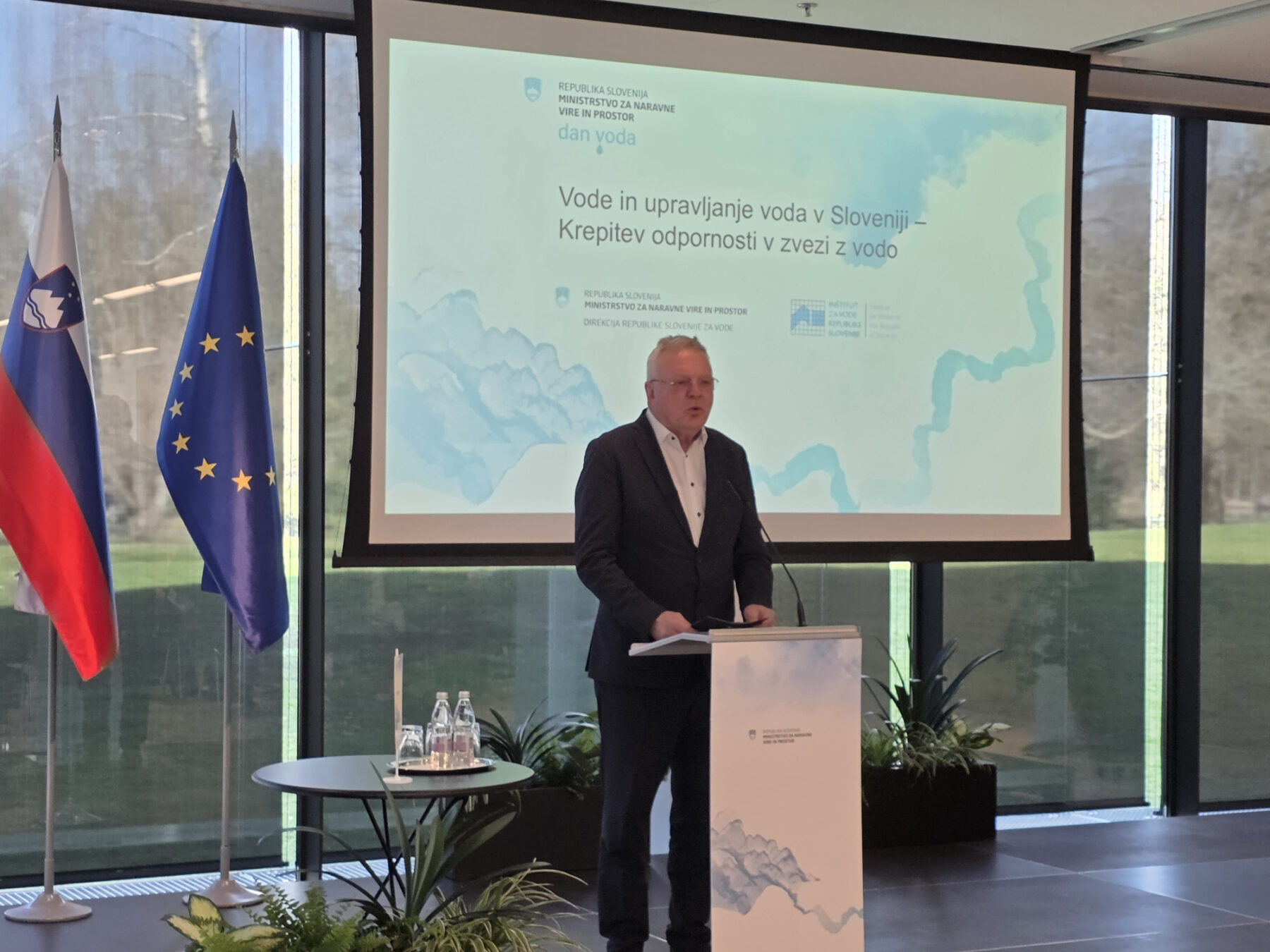 Minister Jože Novak ob uvodnem nagovoru